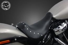 ソフテイルブレイクアウト(2018〜2024年)　スタッド付きシングルシート(スムース)