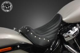 ソフテイルブレイクアウト(2018〜2024年)　スタッド付きシングルシート(バーチカル)