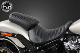 ソフテイルブレイクアウト(2018〜2024年)　ピリオンシート(タックロール)